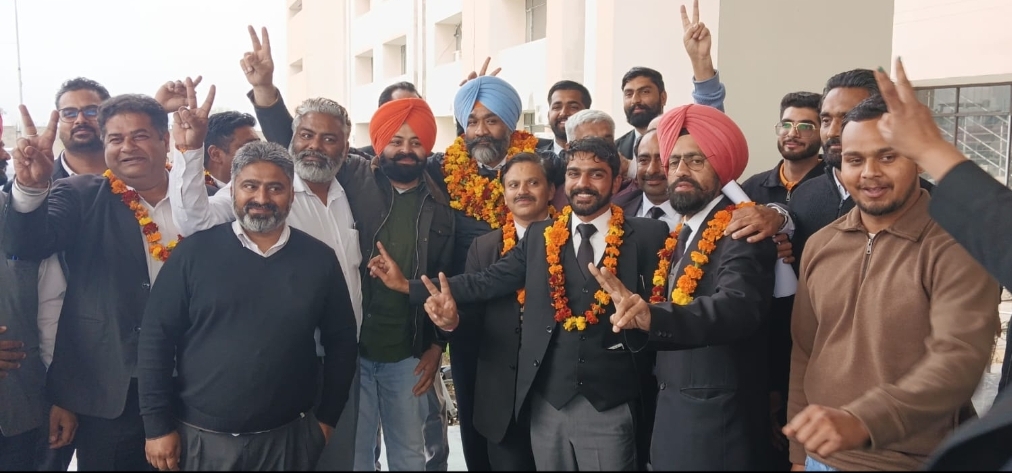 जिला बार एसोसिएशन शहीद भगत सिंह नगर के चुनाव में एडवोकेट सुखदीप सिंह कुंद्रा अध्यक्ष ने अपने प्रतिद्वंद्वी शमशेर सिंह झिक्का को 46 वोटों से हराकर जीत हासिल की।